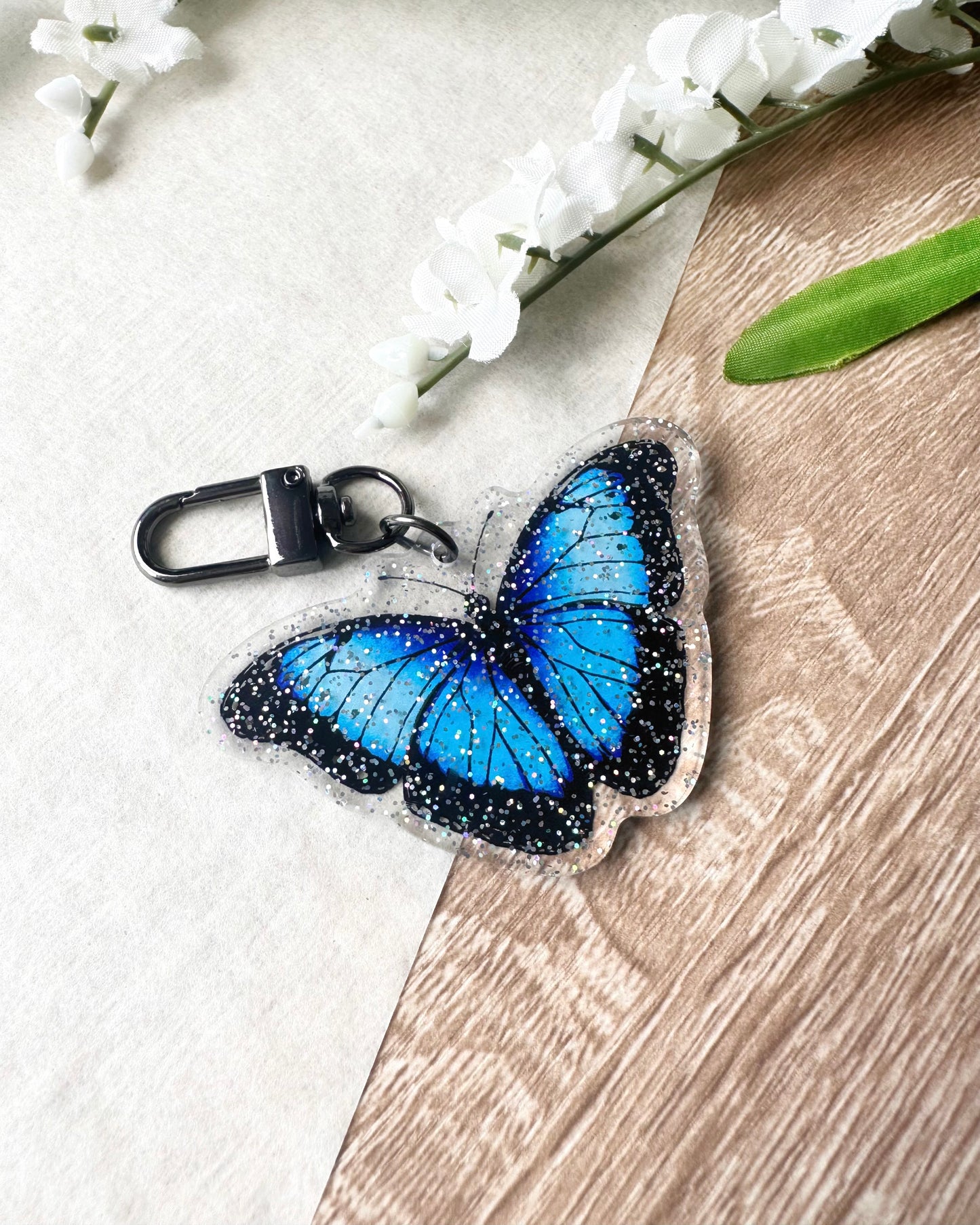 Mariposa azul brillante