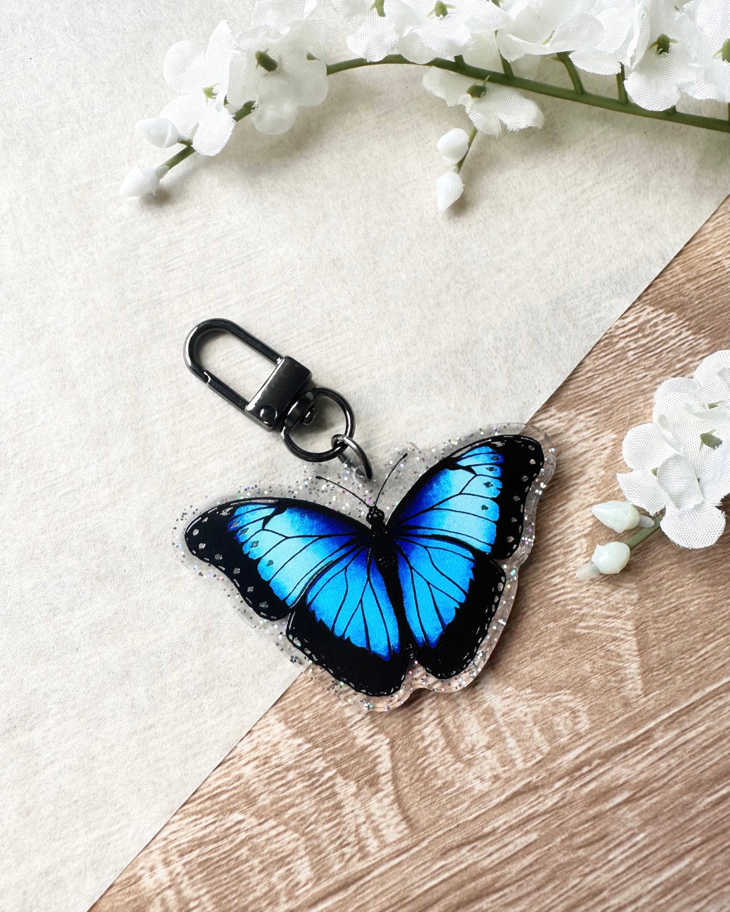 Mariposa azul brillante